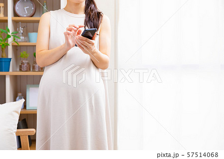 スマホをタップする妊婦 スマホをタップする妊婦 57514068