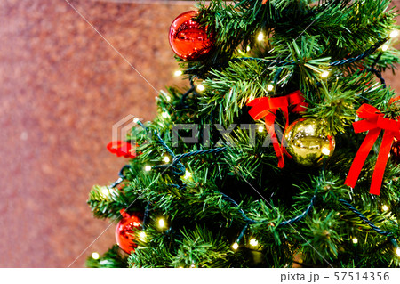 クリスマスイメージ 歳末のショッピングモールを彩るクリスマスツリーとledのイルミネーションの写真素材 クリスマスイメージ 歳末のショッピングモールを彩るクリスマスツリーとledのイルミネーションの写真素材