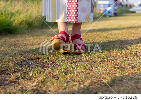 サンダルを履いた浴衣の女性 57516229