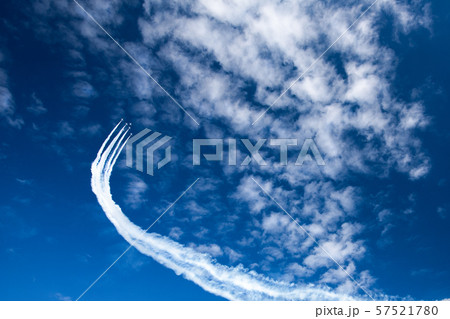 上昇する飛行機 57521780