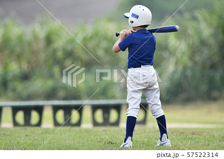 野球の素振りをする少年の写真素材 野球の素振りをする少年の写真素材