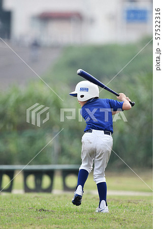 野球の素振りをする少年の写真素材