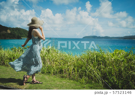 海とワンピースの女性 南国ビーチリゾート 奄美大島 の写真素材