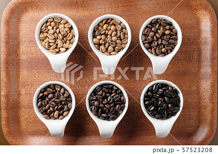 6段階に焙煎されたコーヒー豆 57523208