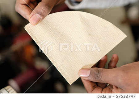 コーヒーの入れ方1：折る前のペーパーフィルター 57523747