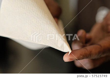 コーヒーの入れ方3：ペーパーフィルターの先端を折る 57523749
