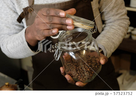 コーヒーの入れ方6 コーヒー豆の保存容器を開けるの写真素材 57523752 Pixta