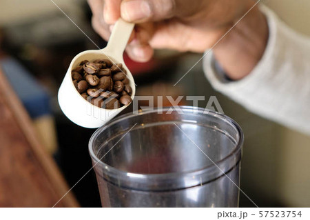 コーヒーの入れ方8：メジャースプーンでコーヒー豆をコーヒーミルに入れる 57523754