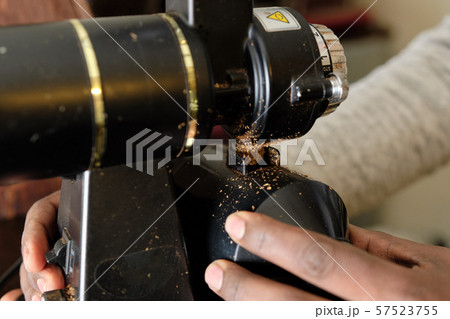 コーヒーの入れ方8:電動のコーヒーミルでコーヒー豆を挽く コーヒーの入れ方8:電動のコーヒーミルでコーヒー豆を挽く 57523755