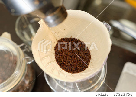 コーヒーの入れ方9:ドリッパーにコーヒーの粉を移す コーヒーの入れ方9:ドリッパーにコーヒーの粉を移す 57523756