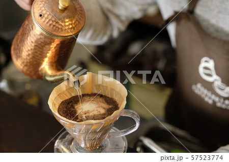コーヒーの入れ方16:コーヒーにお湯を注ぐ コーヒーの入れ方16:コーヒーにお湯を注ぐ 57523774
