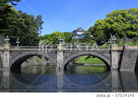 東京観光　春の皇居　二重橋　新緑 57524145