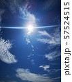 秋空の太陽に羽が生えた。 57524515