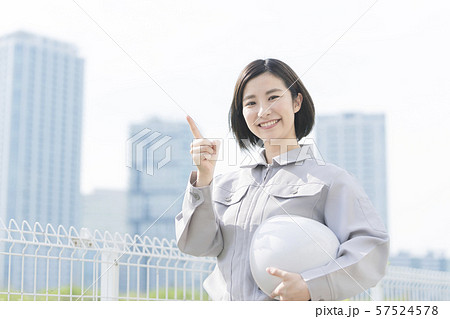 女性作業員 現場監督 作業服 女性作業員 現場監督 作業服 57524578