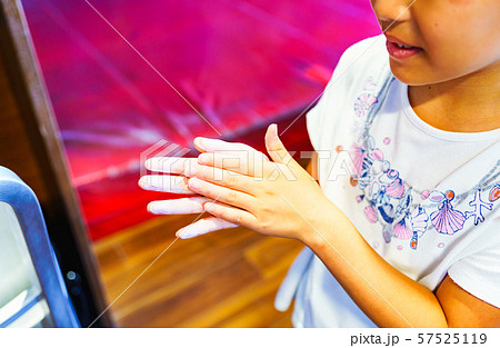 [ボルダリング] ボルダリングスタジオで女子小学生クライマーが難しい課題に挑戦するシーン 57525119