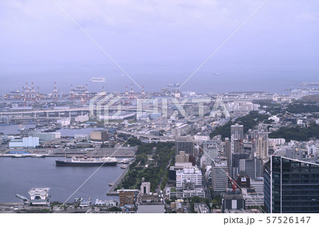 日本の横浜都市景観  横浜の街を望む（山下公園や氷川丸など） 57526147