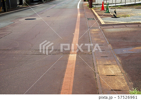 地下水で茶色に染まった道路 57526961