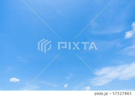 梅雨時期の晴れ間　空　雲　コピースペース　積雲　初夏の空　広いコピースペース 57527865