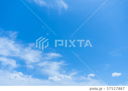 梅雨時期の晴れ間　空　雲　コピースペース　積雲　初夏の空　広いコピースペース 57527867