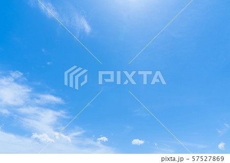 梅雨時期の晴れ間　空　雲　コピースペース　積雲　初夏の空　広いコピースペース 57527869