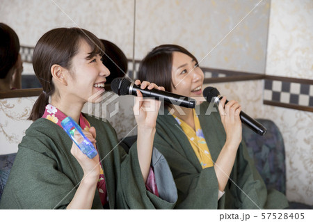 温泉旅館のカラオケラウンジでカラオケをする女性　女子旅イメージ 57528405
