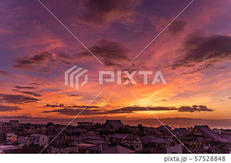 海沿いの夕日 57528848