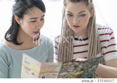 外国人留学生と防災について話し合う女性 外国人留学生と防災について話し合う女性 57530317