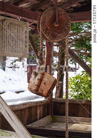 雪の飛騨民俗村 飛騨の里 釣瓶(つるべ)井戸の写真素材 [57530795] - PIXTA