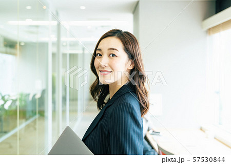 OL 女性 ビジネス オフィス 57530844