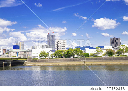 青空と河川敷沿いの街並み 青空と河川敷沿いの街並み 57530858