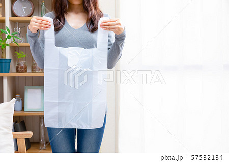 レジ袋を持つ女性　有料化　環境問題　リサイクルアイデア 57532134