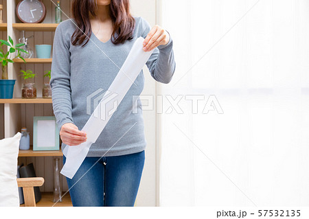 レジ袋をたたむ女性　有料化　環境問題　リサイクルアイデア 57532135