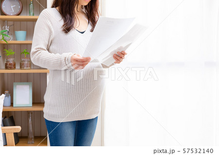 書類を見る妊婦 57532140