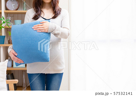 クッションを持つ妊婦 57532141