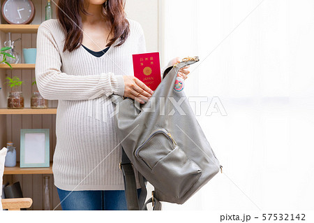 パスポートをリュックに入れる妊婦 57532142