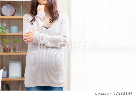 考える妊婦 57532144