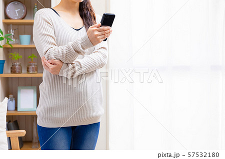 スマホを持つ女性 57532180