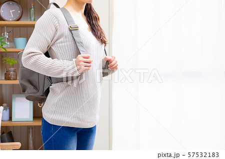 外出する女性 57532183