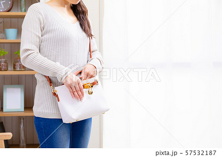 バッグの中を探す、漁る、整理する女性 57532187