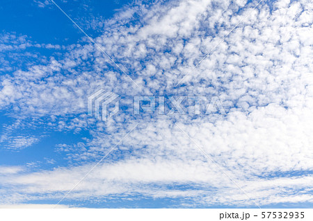 うろこ雲 いわし雲 鱗雲 鰯雲 ウロコ雲 イワシ雲 巻積雲 雲 秋 空の写真素材