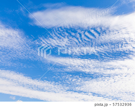 うろこ雲　いわし雲　鱗雲　鰯雲　ウロコ雲　イワシ雲　巻積雲　雲　秋　空 57532936