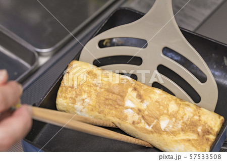 【たまご焼き作り】 57533508