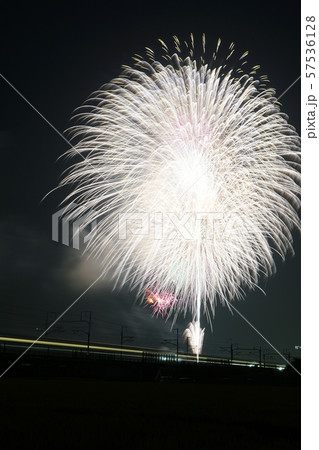 東海道新幹線の光跡と花火大会 57536128