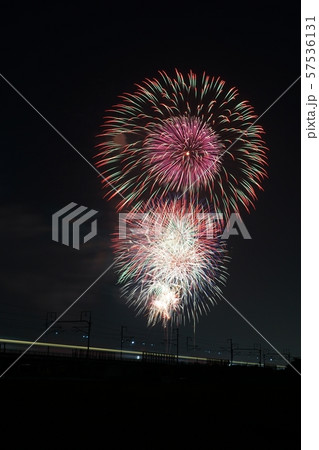 刈谷花火大会と東海道新幹線の光跡 刈谷花火大会と東海道新幹線の光跡 57536131