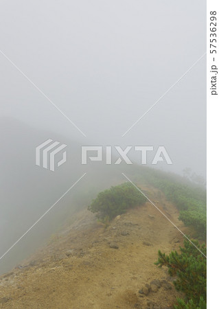 悪天候の登山道 （ガス・霧） 57536298
