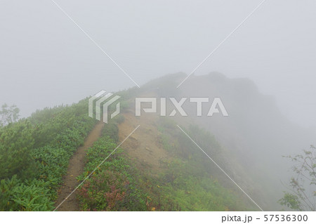 悪天候の登山道 (ガス・霧) 悪天候の登山道 (ガス・霧) 57536300