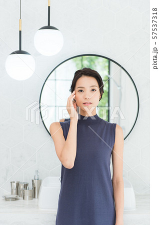バスルーム 若い女性 バスルーム 若い女性 57537318