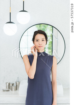 バスルーム　若い女性 57537319