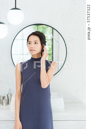 バスルーム 若い女性 バスルーム 若い女性 57537322