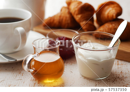 ブレックファースト(コーヒー・クロワッサン・ヨーグルト) ブレックファースト(コーヒー・クロワッサン・ヨーグルト) 57537350